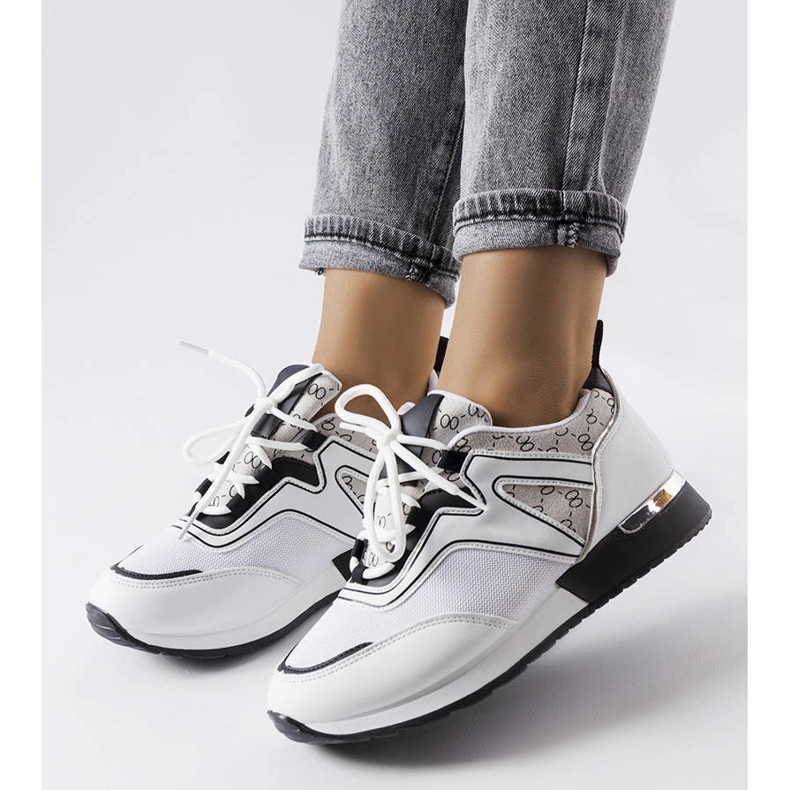 Vita sneakers med svarta inslag från Bedord 1