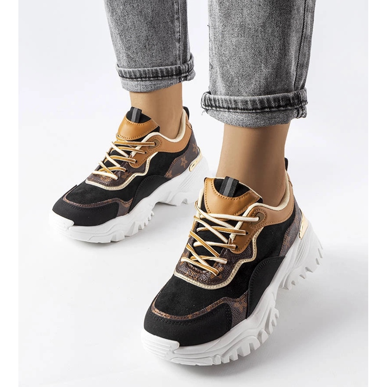 Svarta sneakers på oregelbunden sula från Alta 1