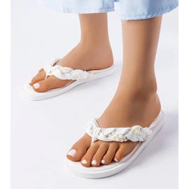 Vita flipflops dekorerade med barrträdspärlor 1