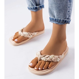 Beiga flipflops dekorerade med barrträdspärlor beige 1