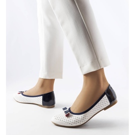 Vita genombrutna ballerinor med en Tisser-rosett 1