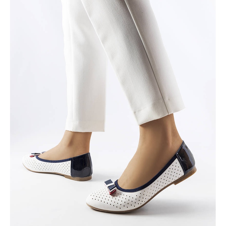 Vita genombrutna ballerinor med en Tisser-rosett 1