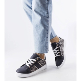 Inna Marinblå sneakers dekorerade med Bolduc-monogrammet 1