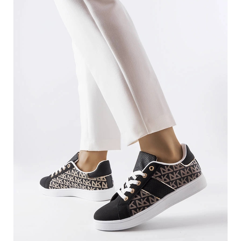 Svarta sneakers dekorerade med Bolduc-monogrammet 1