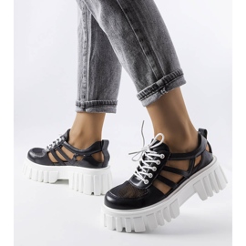 Svarta brogues med en massiv Emaline-sula 2