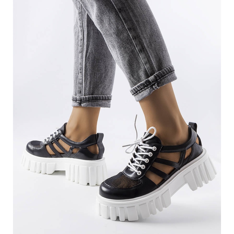 Svarta brogues med en massiv Emaline-sula 2