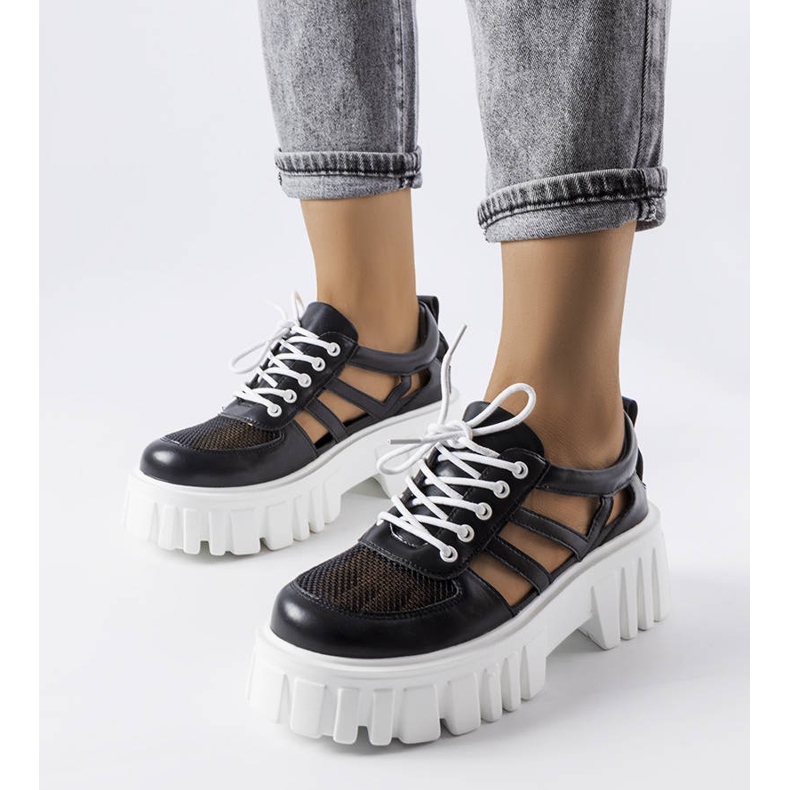 Svarta brogues med en massiv Emaline-sula 1