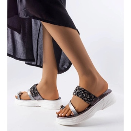 Gråa flipflops med smyckesdekoration från Cotilde silver- 1