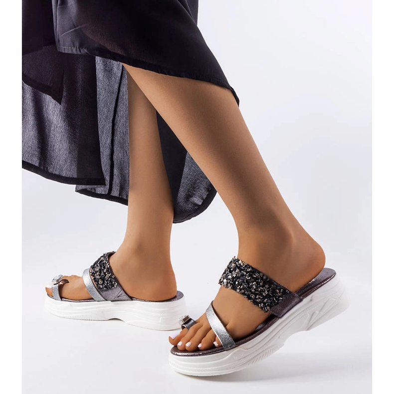 Gråa flipflops med smyckesdekoration från Cotilde silver- 1