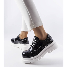 Svarta brogues på en massiv Cheshire-sula 1