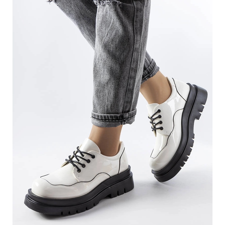 Vita brogues på en massiv Cheshire-sula 1