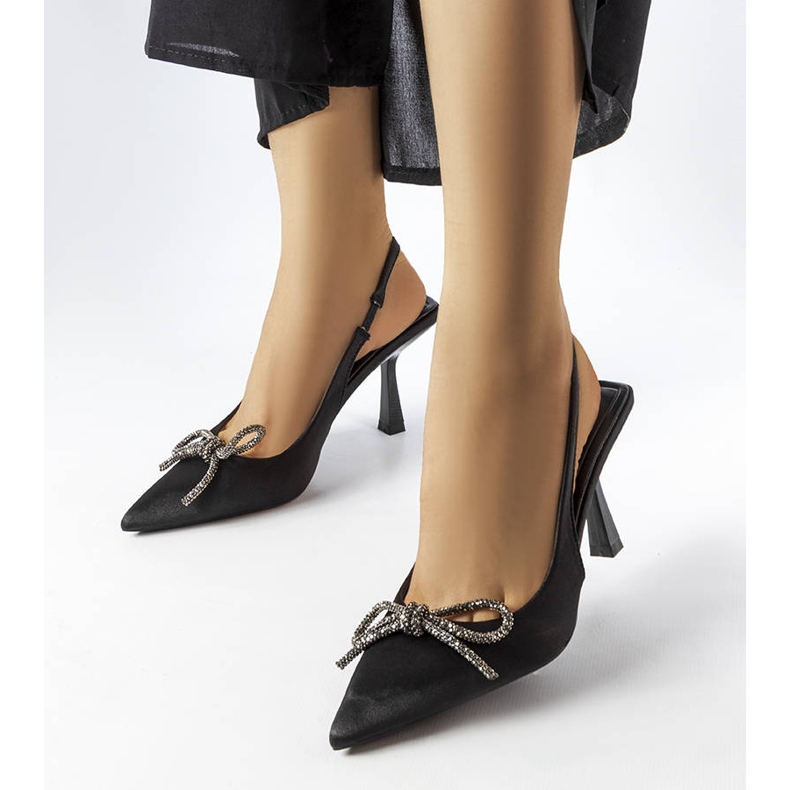 Svarta klackar med en Wildrose rosett 1