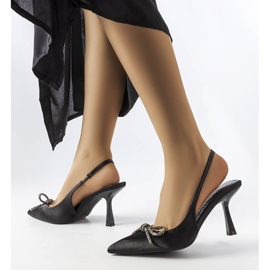 Svarta klackar med en Wildrose rosett 2