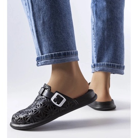 Svarta genombrutna gummisliders från Peverell 1