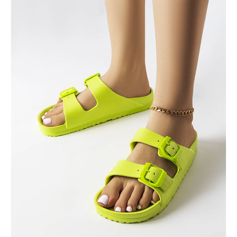 Gröna gummisliders med spännen från Eugene 1