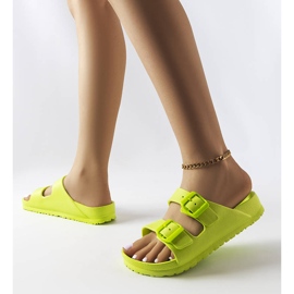 Gröna gummisliders med spännen från Eugene 2