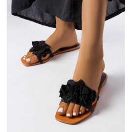 Svarta rutschbanor dekorerade med Blommor från Rapids 1