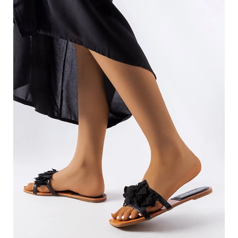 Svarta rutschbanor dekorerade med Blommor från Rapids 2