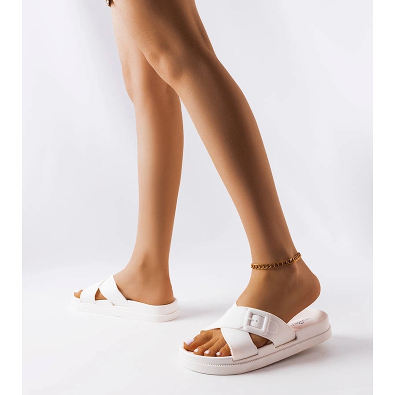 Vita gummireglage med spänne från Pauline 2