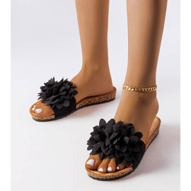 Svarta tofflor dekorerade med blommor 1