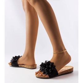 Svarta tofflor dekorerade med blommor 2