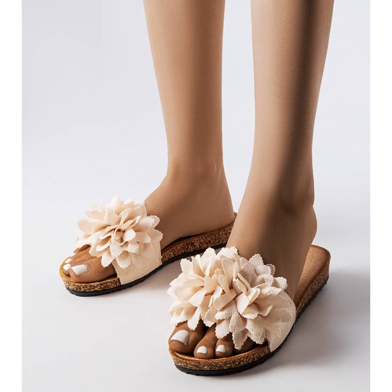 Beiga tofflor dekorerade med Farland-blommor beige 1