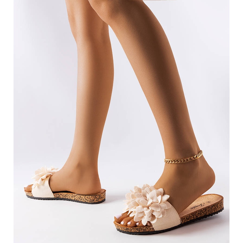 Beiga tofflor dekorerade med Farland-blommor beige 2