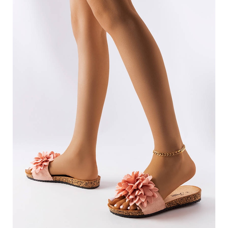 Rosa tofflor dekorerade med Farland-blommor 2