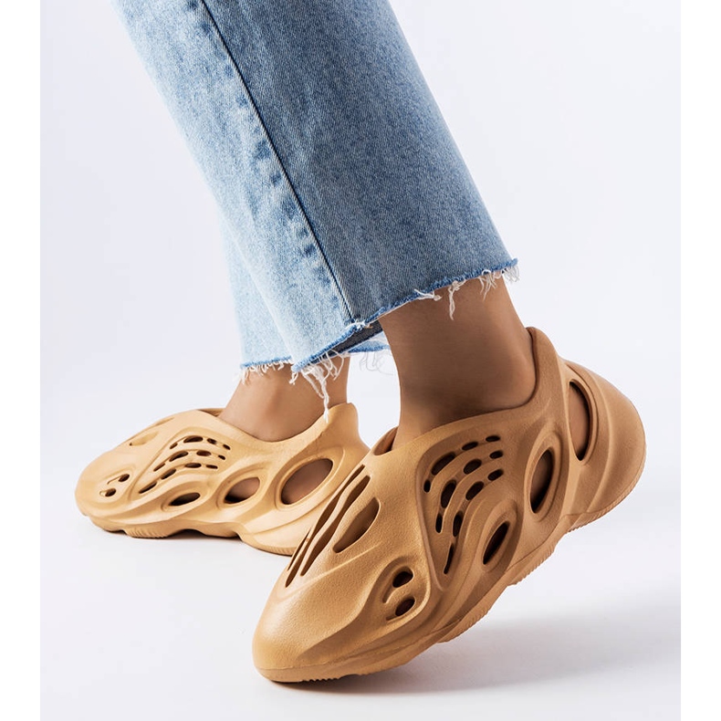 Julienne bruna skumtofflor 1