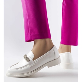 Vita loafers dekorerade med Montreal-rhinestones 1