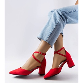 Röda pumps på Bensalem-posten 1