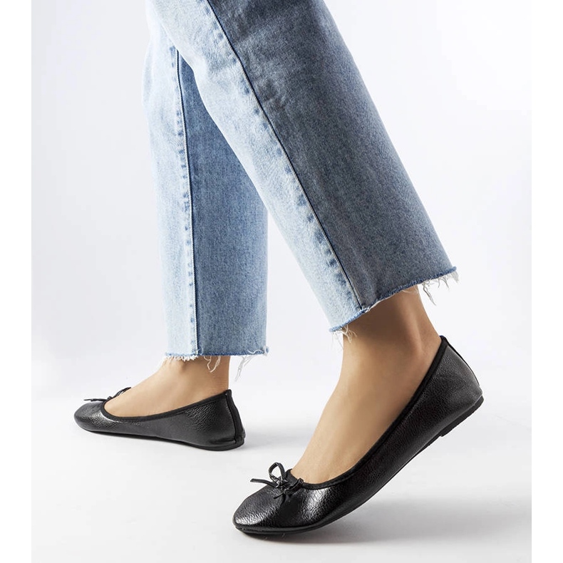 Svarta ballerinor dekorerade med en Vaillancour-rosett 1