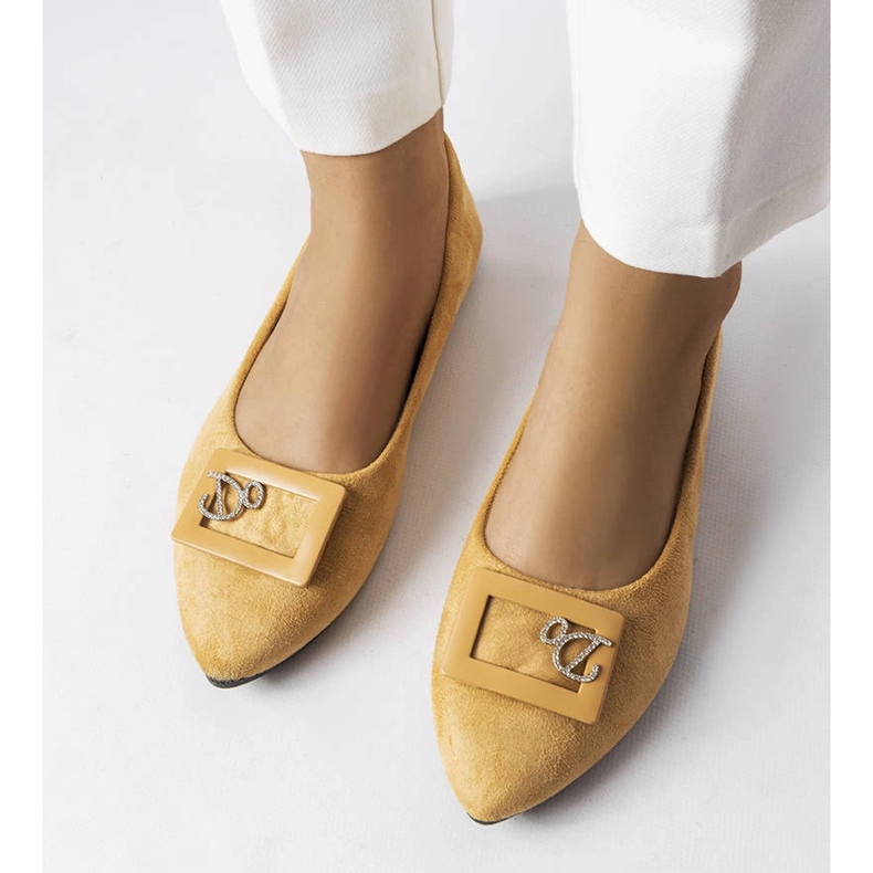 Beige ballerinor dekorerade med strass från Fleming 1