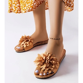 Bruna tofflor dekorerade med Farland-blommor 1