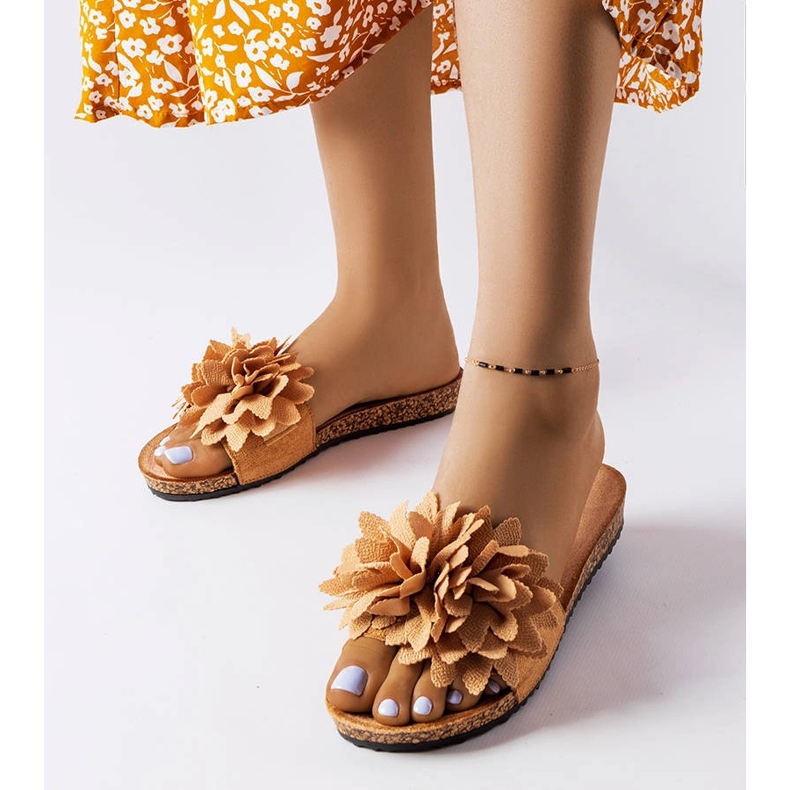 Bruna tofflor dekorerade med Farland-blommor 1