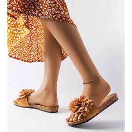 Bruna tofflor dekorerade med Farland-blommor 2