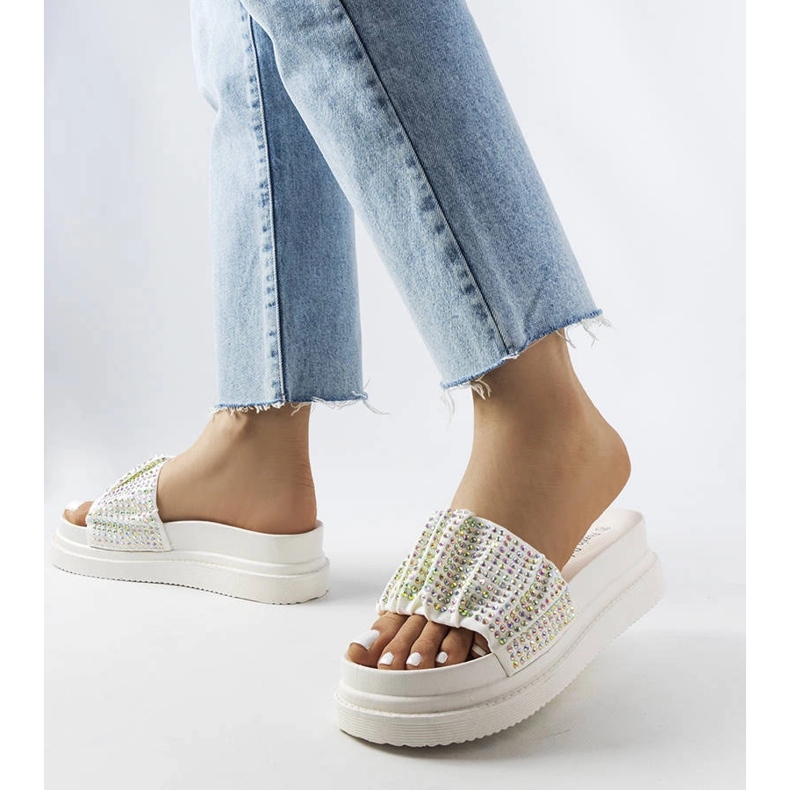 Vita sandaler på plattformen med cubic zirconias från Franet 1