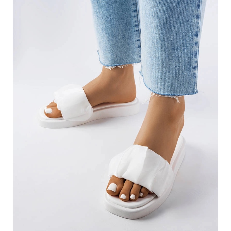 Vita reglage dekorerade med Boulevard volanger 1