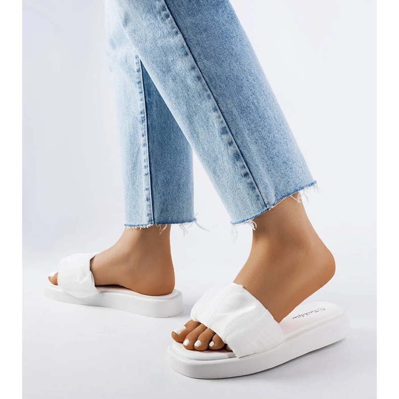 Vita reglage dekorerade med Boulevard volanger 2