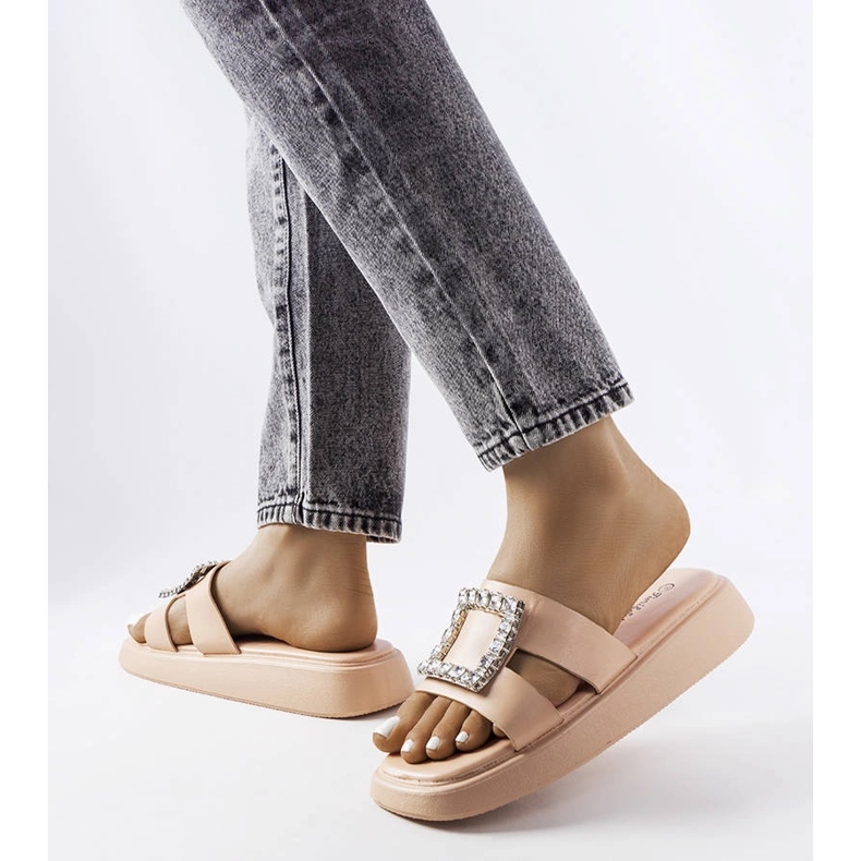 Beiga sliders med strass från Fusberta beige 1