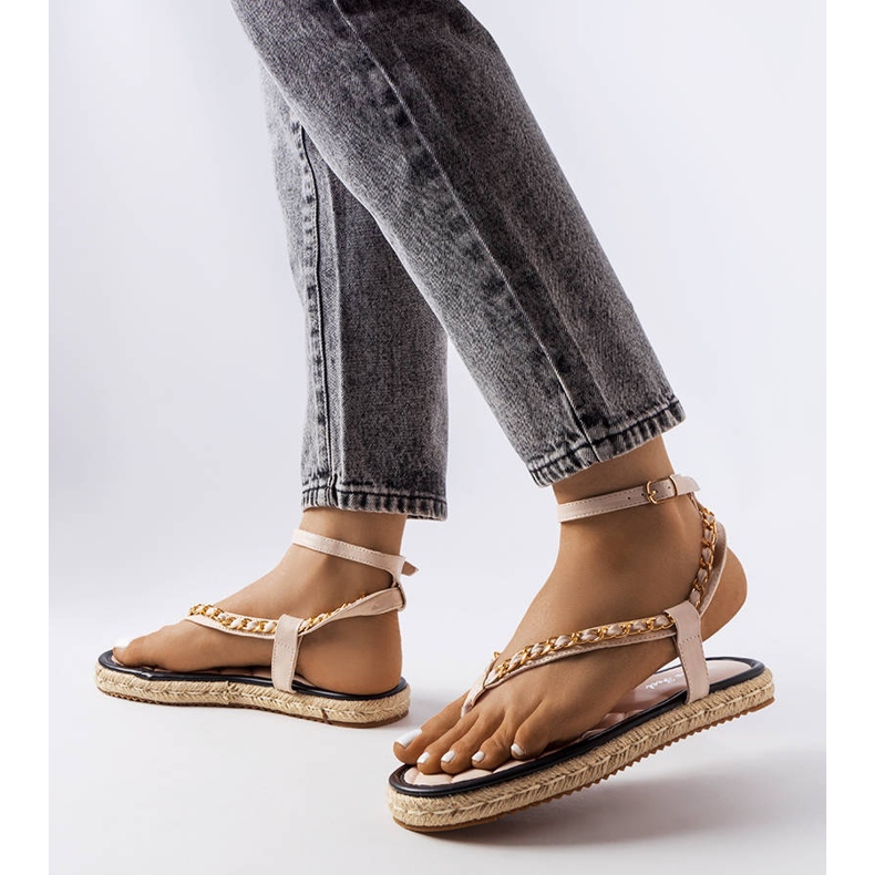 Beige sandaler dekorerade med en kedja från Varieur 2