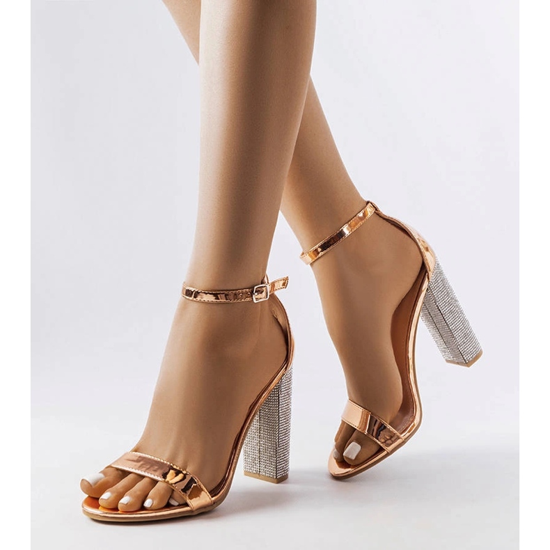 Champagnesandaler på en dekorativ Rette-stolpe gyllene 1