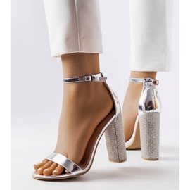 Silversandaler på en dekorativ Rette-stolpe 1