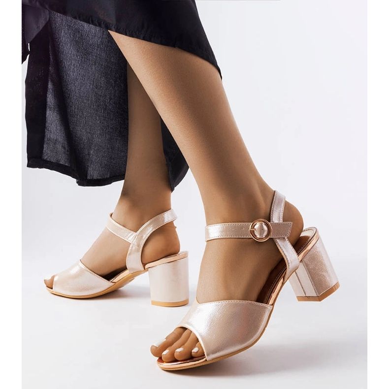 Guldsandaler på Vincezas inlägg beige 1