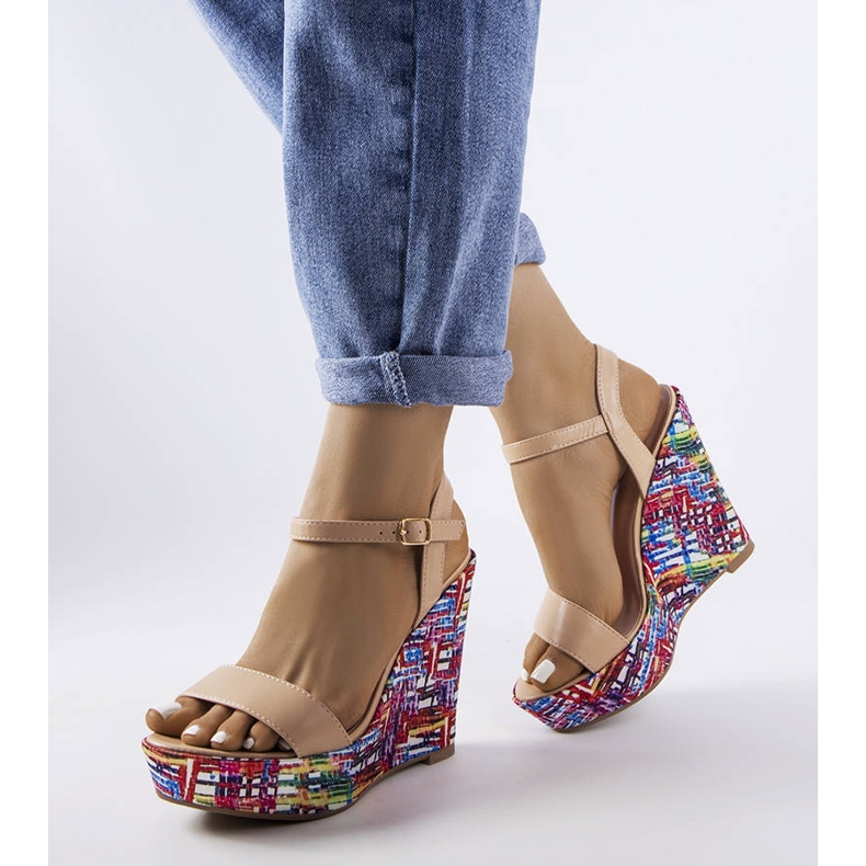 Beige utsmyckade kilsandaler från Fairmont 1