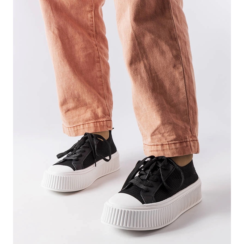 Svarta sneakers i tyg på Mallus-plattformen 1