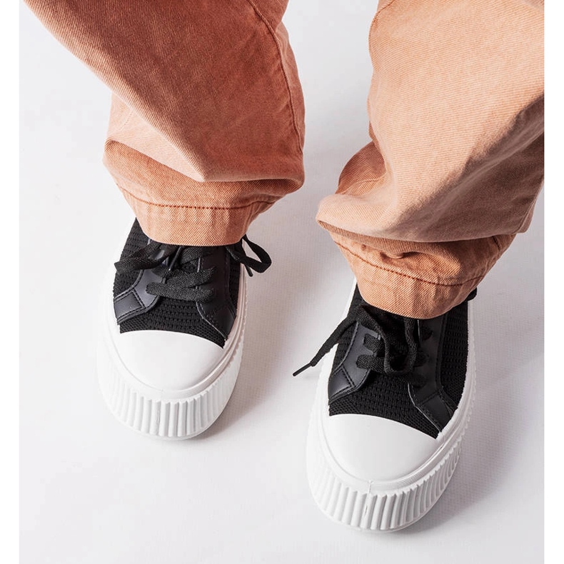 Svarta sneakers i tyg på Mallus-plattformen 2