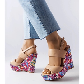 Beige utsmyckade kilsandaler från Westtide 1