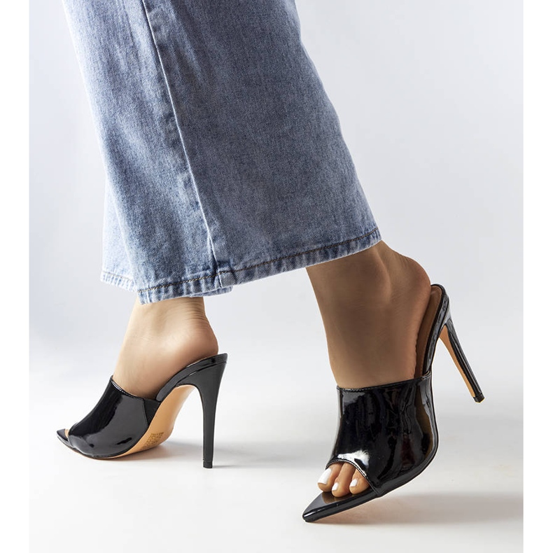 Svarta lacksandaler från Wasima 2