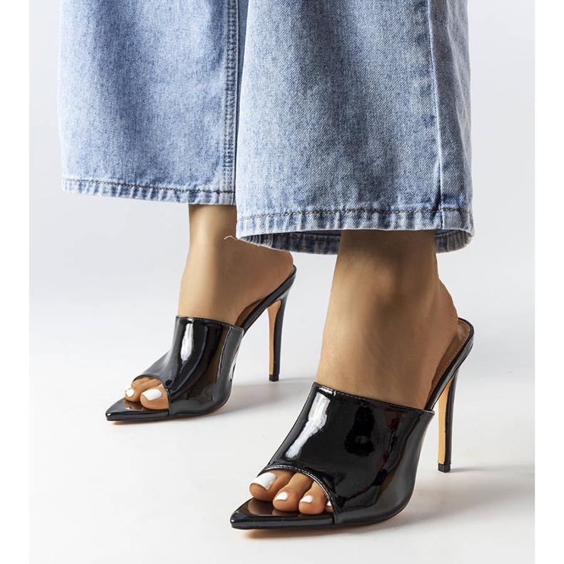 Svarta lacksandaler från Wasima 1